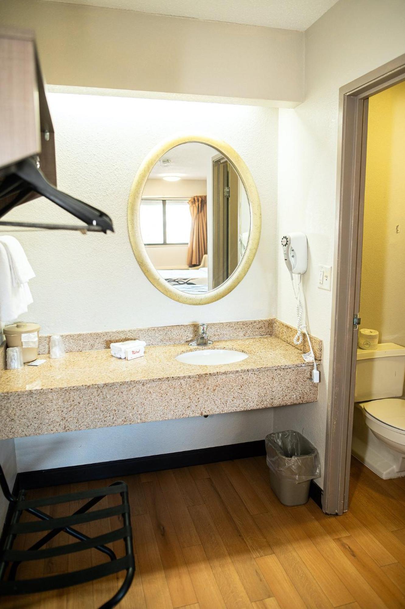 Red Roof Inn Rochester - Хенриетта Экстерьер фото